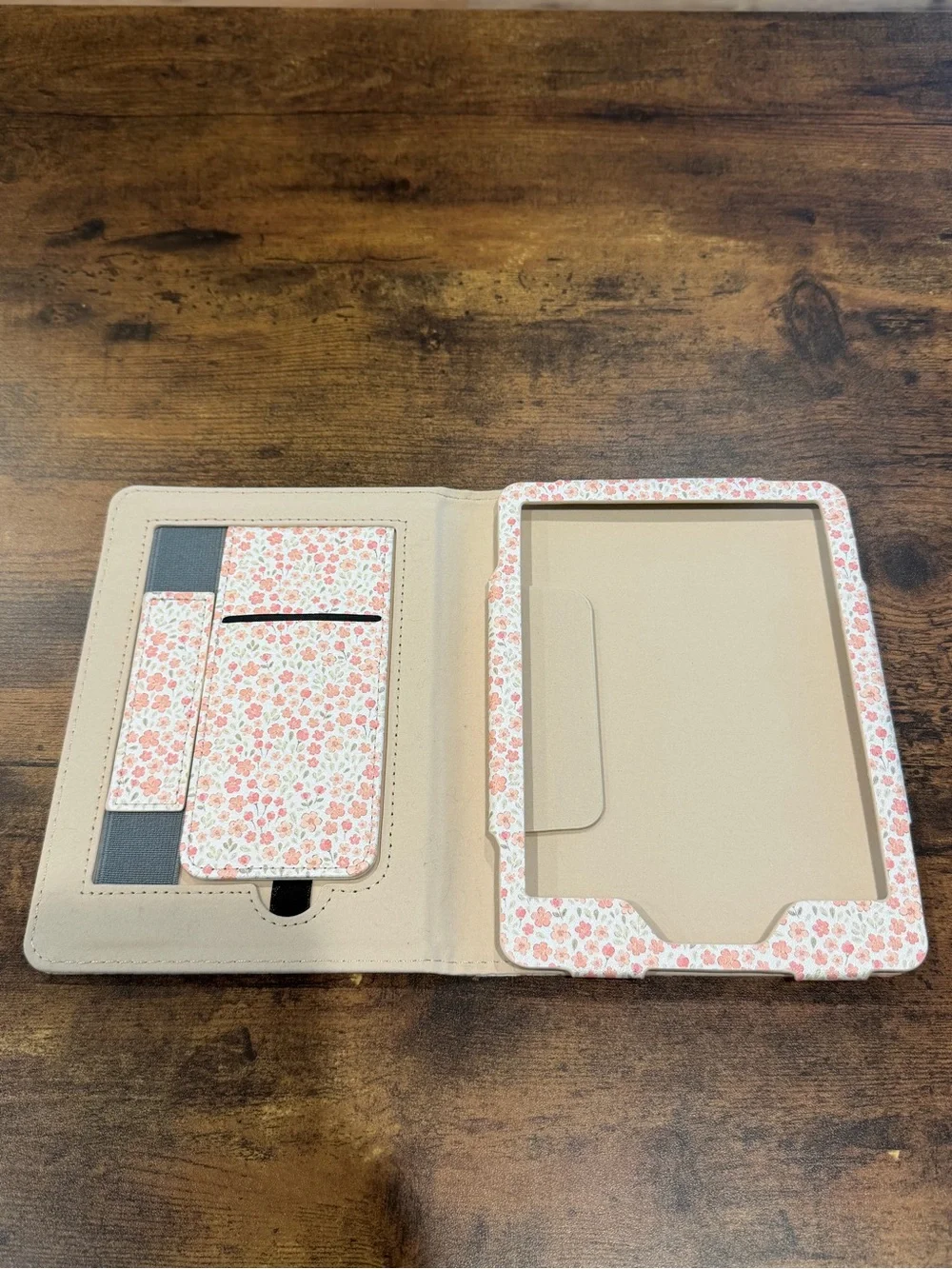 THE CLOVER HOUSE Blossoms Kindle Paperwhite 12th Gen Case
